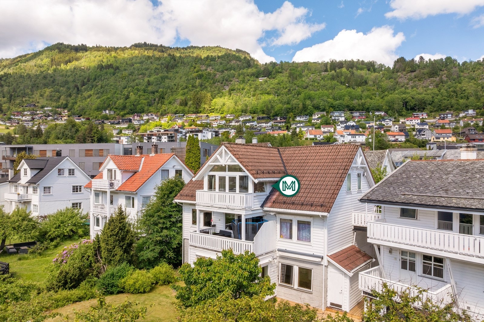 Velkommen til Plassen 17! Leilegheita ligg i 3.etg. i roleg blindgate, sentralt i Sogndal. Galleribilde