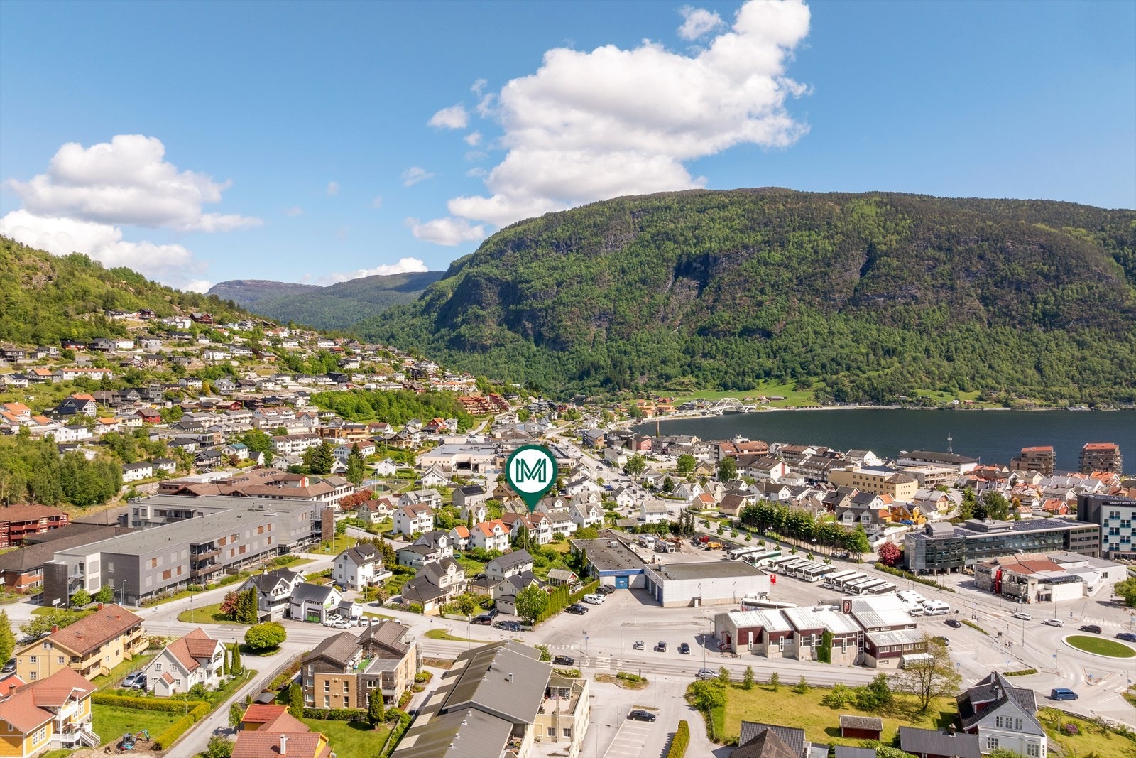 Frå eigedomen er det gå-avstand til sentrumsfunksjonar som skule, barnehage, butikk og Sogndal sentrum som har dei fleste servicetilbod. Det er også kort avstand til Campus med treningssenter, klatresenter, storhall, høgskule og vidaregåande skule. Galleribilde