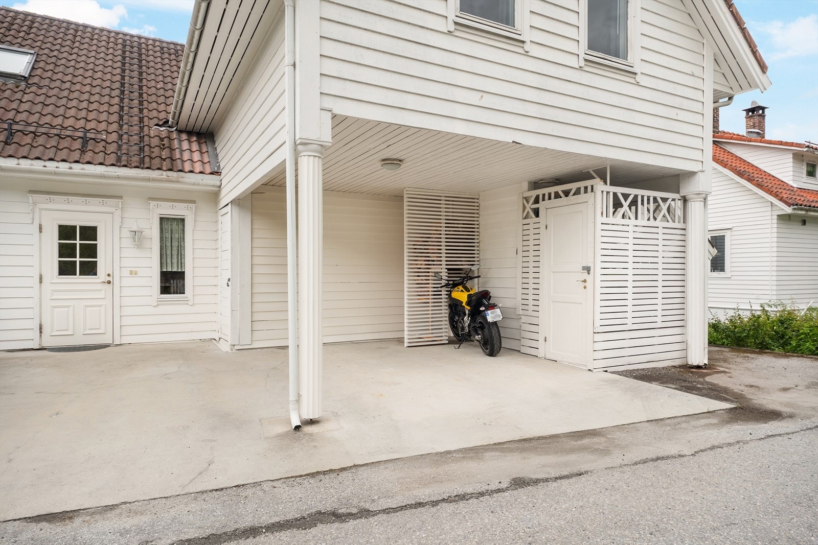Leilegheita disponera også garsjeplass i carport og ei utebod. Tilkomst til leilegheita er via innvendig trapp. Galleribilde