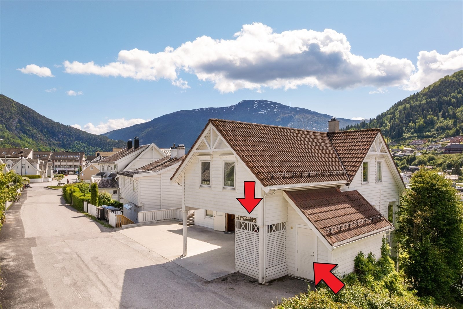 Enkel og praktisk tilkomst til eigedomen. Det er carport og 2 uteboder. Noverande eigar parkerer i tillegg ein liten bil på arealet utanfor boda og. Eigedomen er godt halden vedlike. Galleribilde