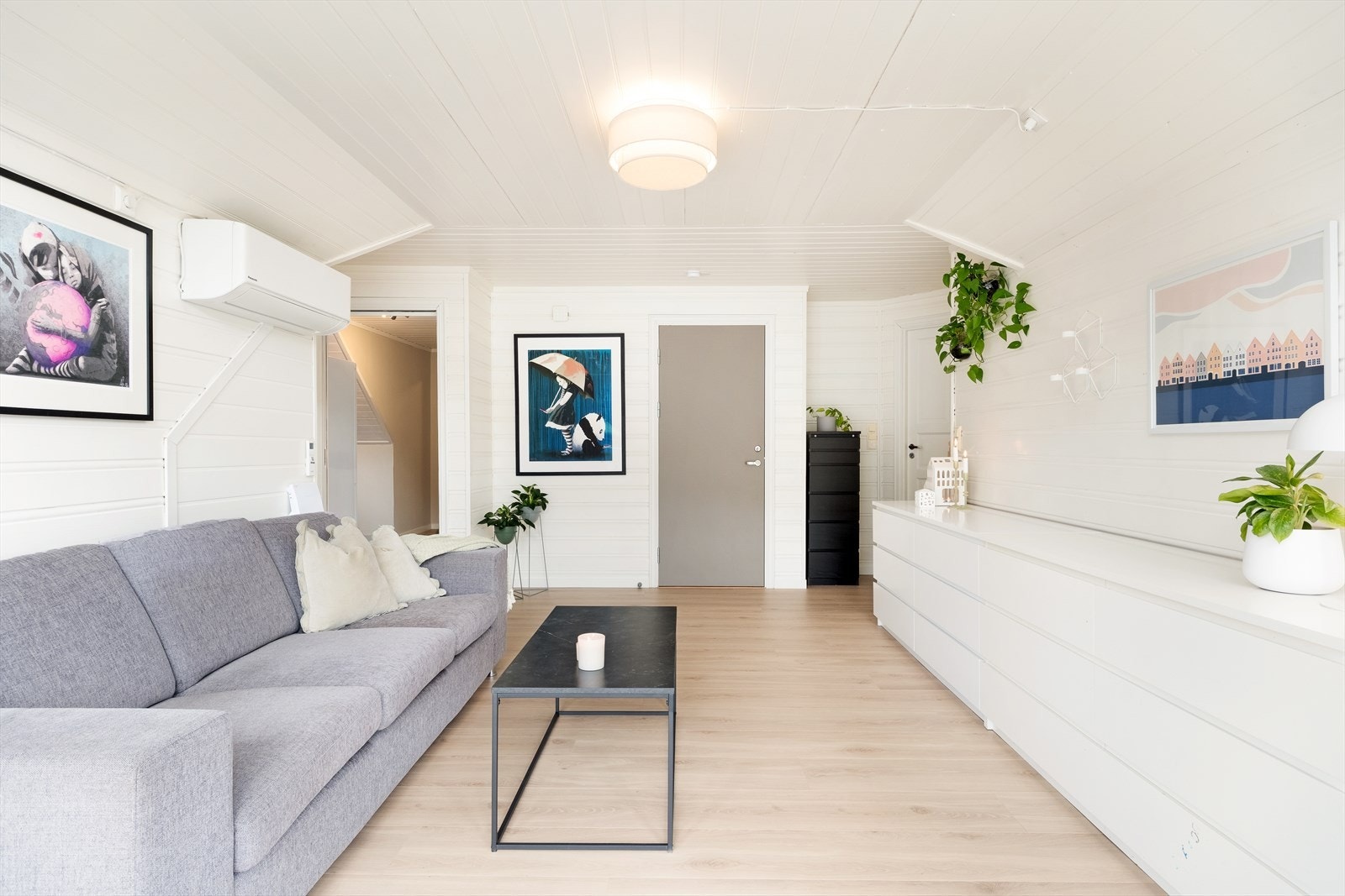 Som oppvarmingskjelde er det montert varmepumpe luft til luft. Galleribilde