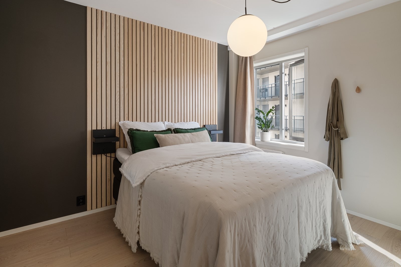 Romslig hovedsoverom mot stille bakgård. Galleribilde