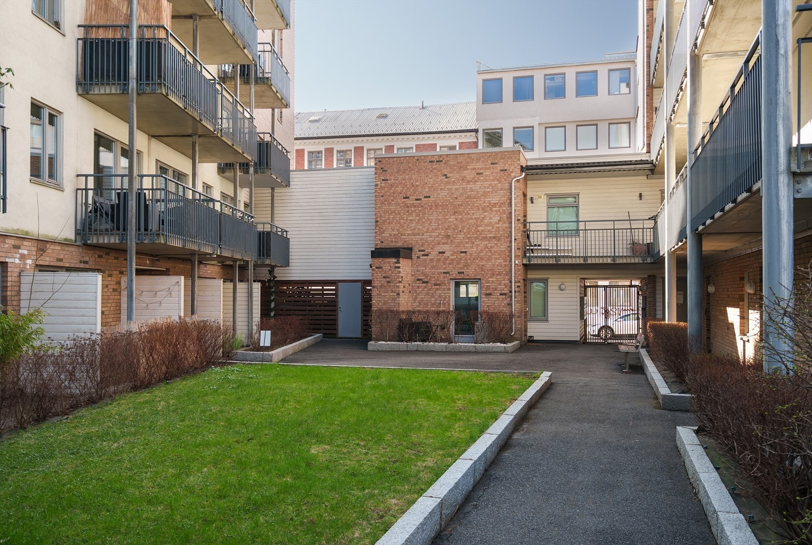 Pent opparbeidet med plen og asfaltert gangvei. Galleribilde