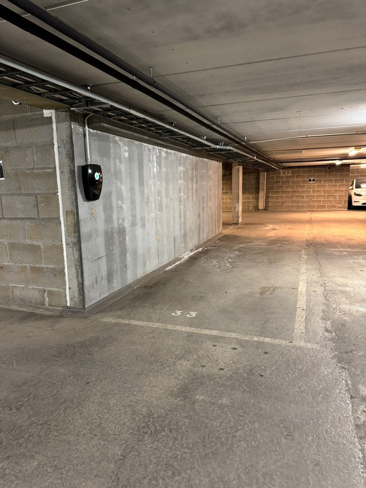 Garasjeplass med elbillader medfølger. Galleribilde