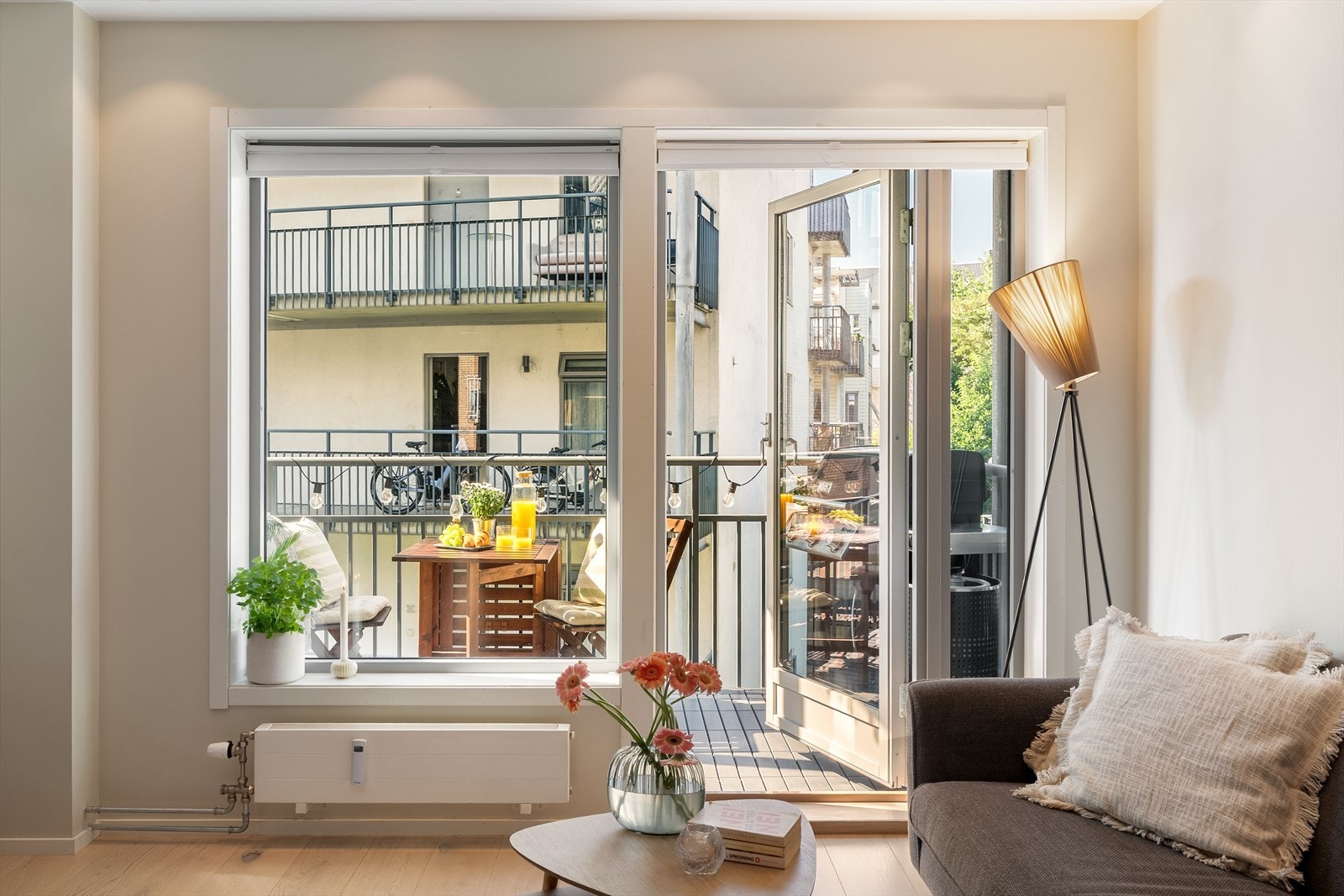 Store vindusflater som gir rikelig med naturlig lys. Galleribilde