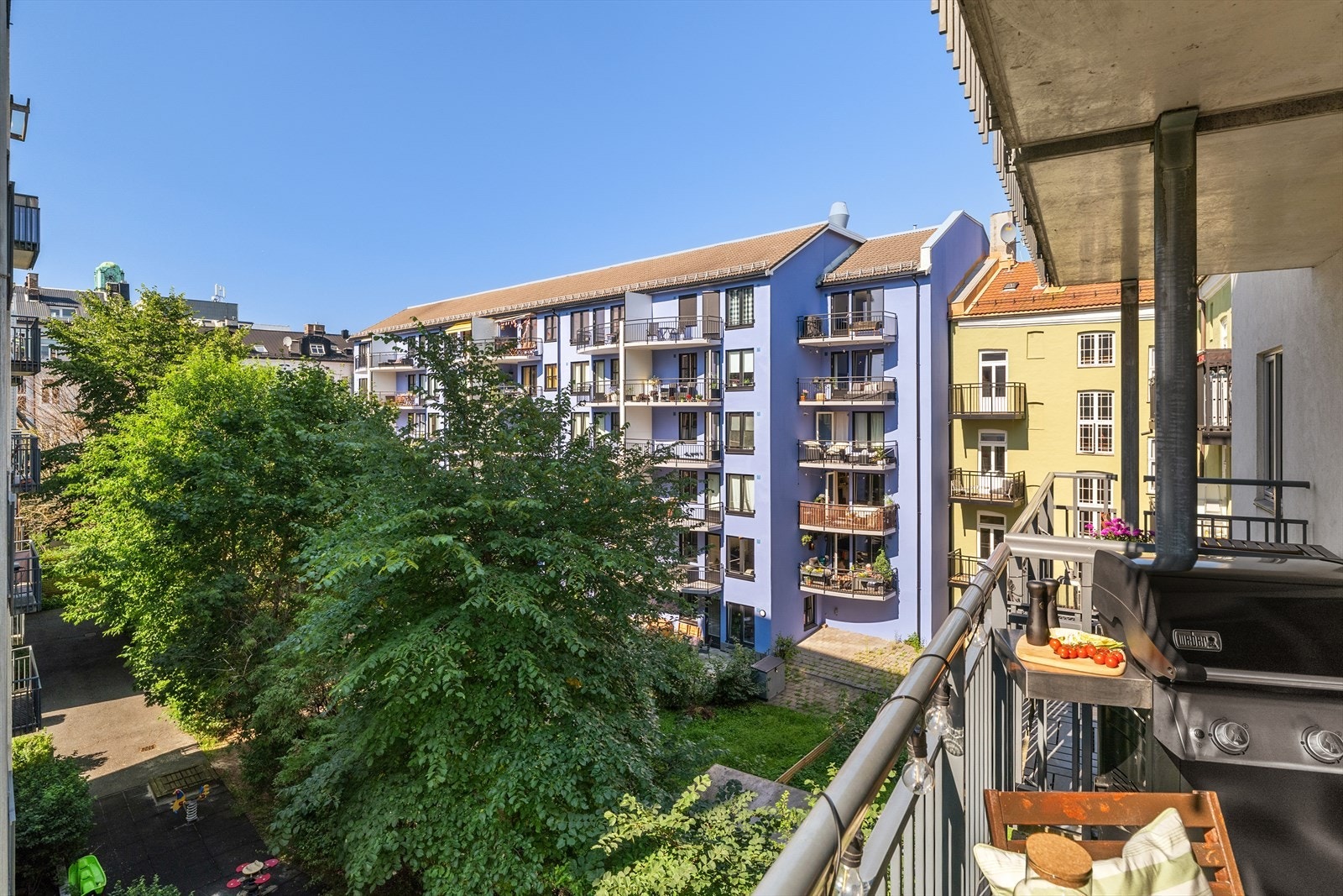 Åpen utsikt mot stor felles bakgård. Galleribilde