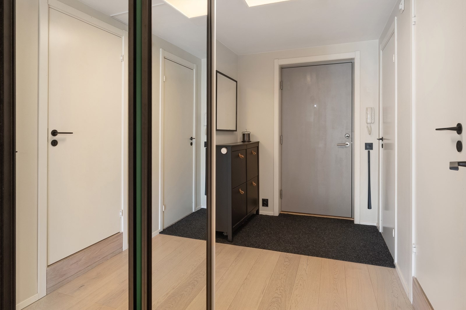 Entré med nyere skyvedørsgarderobe. Galleribilde