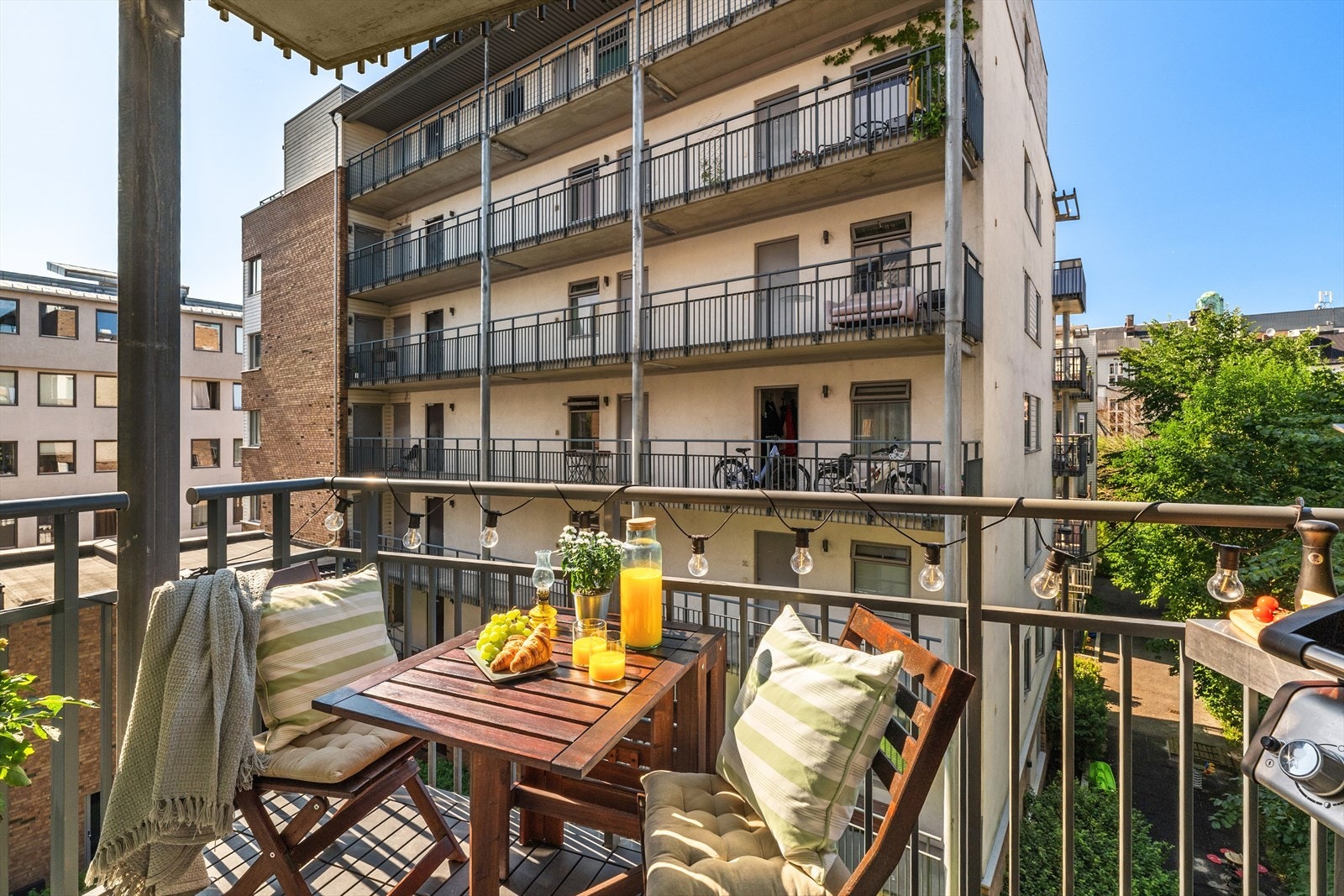 Balkong på 5m² mot idyllisk bakgård. Galleribilde