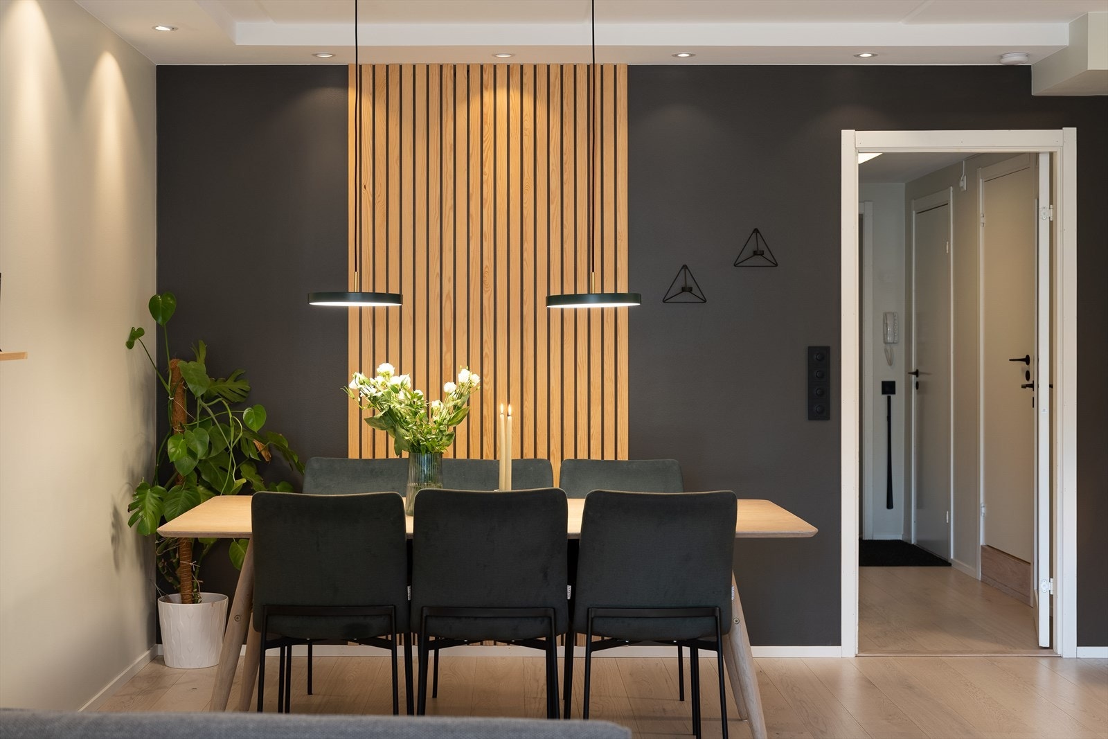 Spisestue med flott spilevegg. Galleribilde