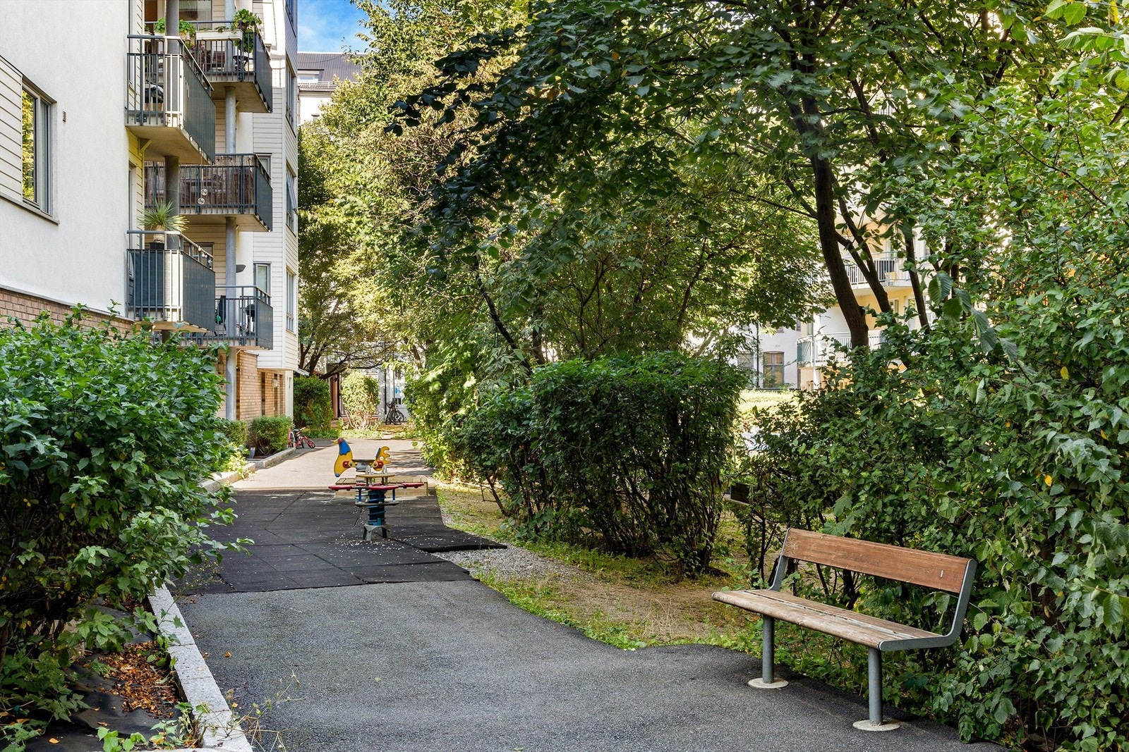 Videre kommer du til en stor og idyllisk bakgård. Galleribilde