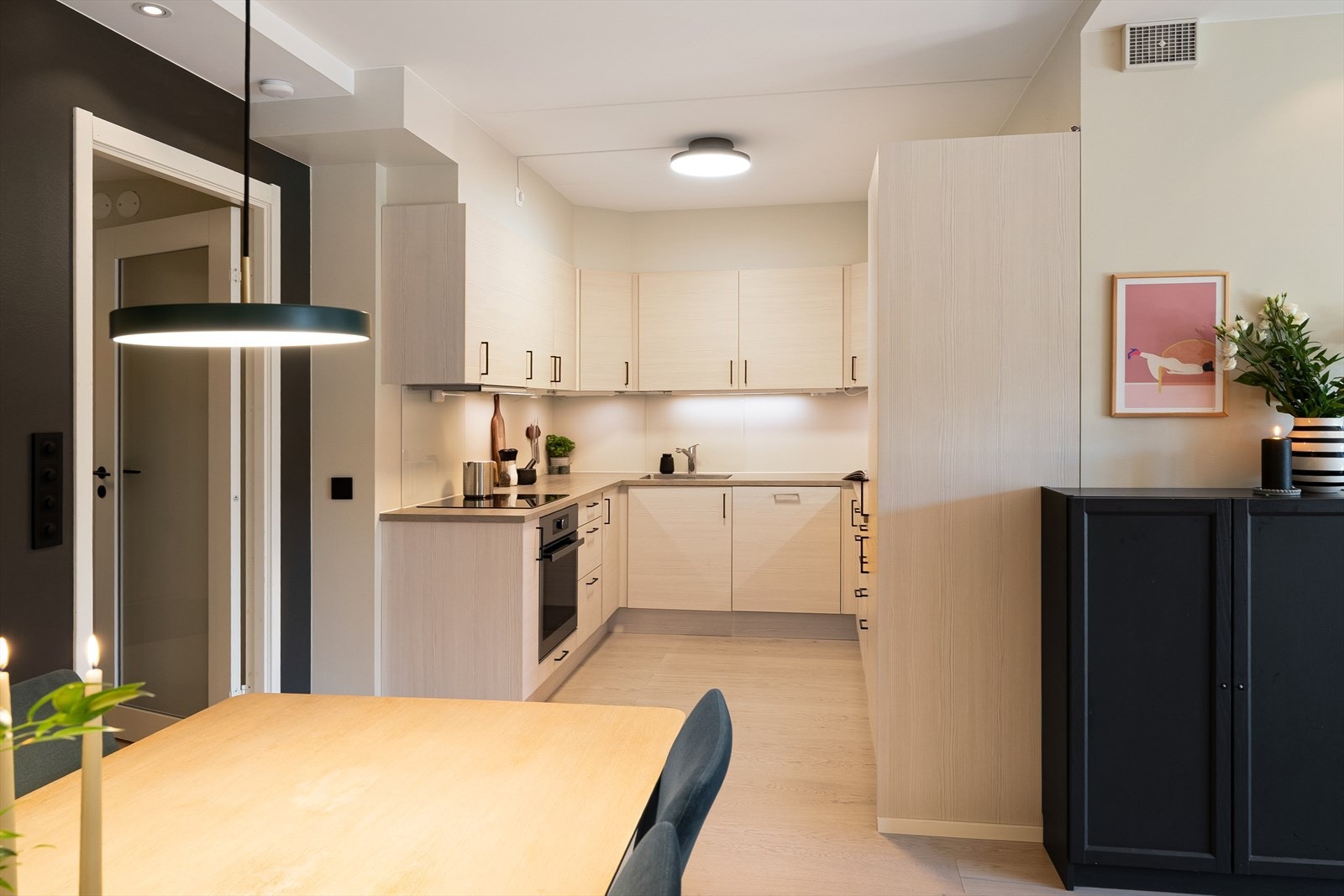 Stilrent kjøkken i åpen løsning. Galleribilde