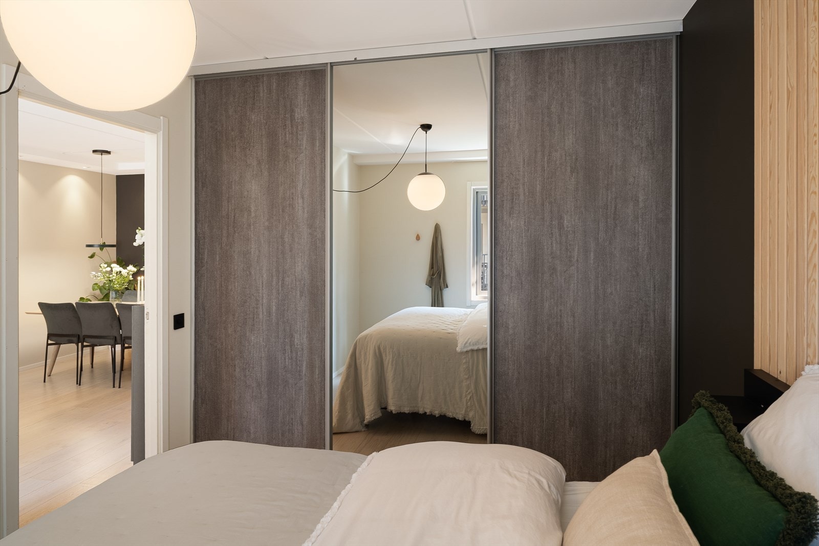 Stor skyvedørsgarderobe. Galleribilde