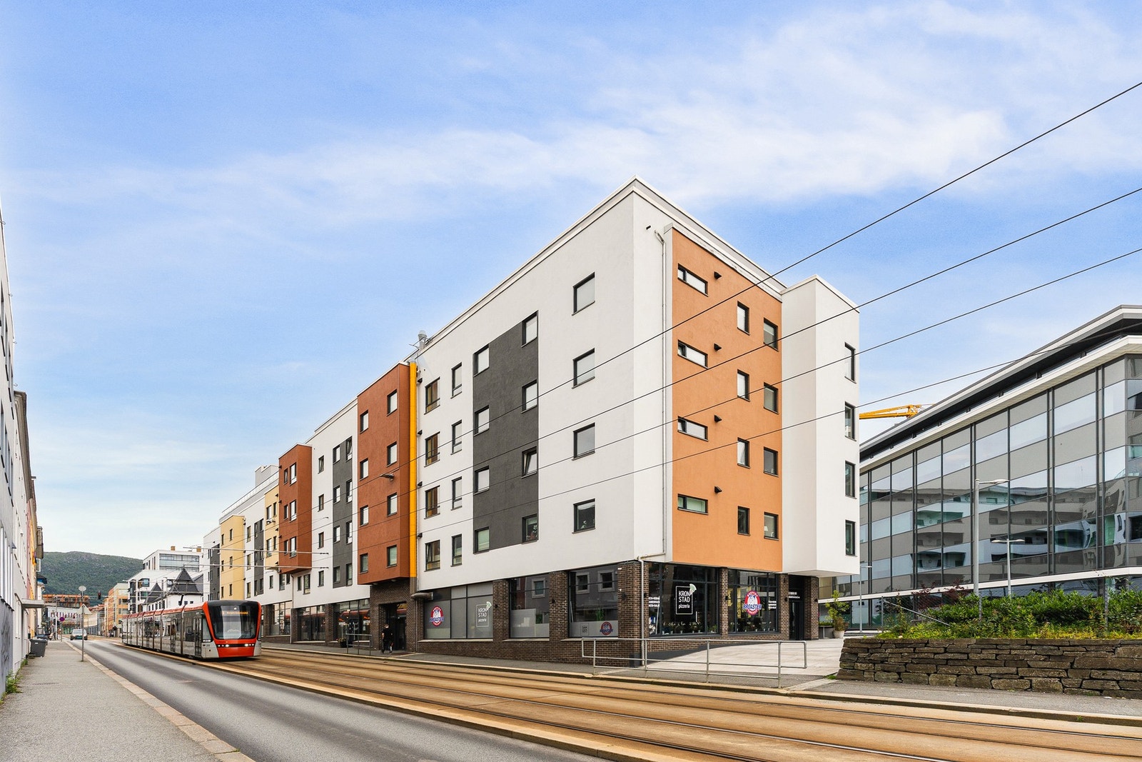 Beliggenheten er svært sentral, med kort vei til både Danmarksplass og Kronstad bybanestopp, samt flere dagligvarebutikker, kafeer, treningssentre og flotte turområder i nærområdet. Galleribilde