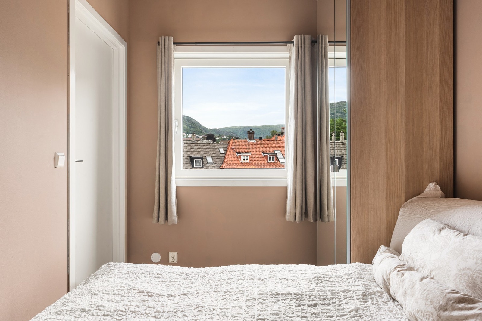 Rommet har 3-stavs parkett på gulv, og slette, lyse vegger og himling som gir en rolig atmosfære. Galleribilde