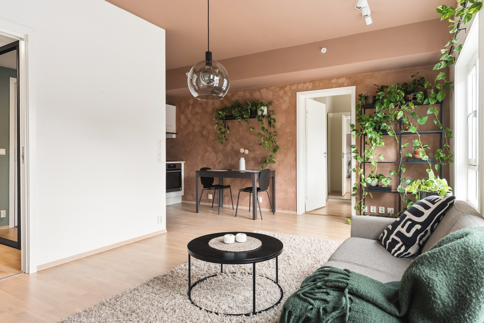 Her er det god takhøyde, noe som forsterker romfølelsen og gir en behagelig atmosfære. Galleribilde