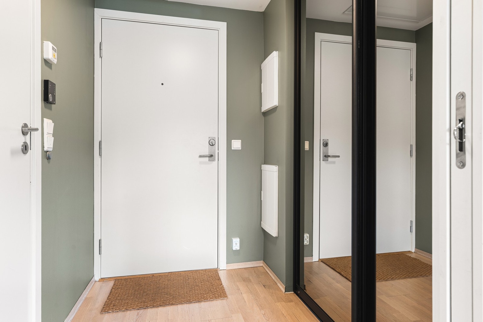 Leiligheten ønsker deg velkommen med en romslig entré på 3,7 kvm. Galleribilde