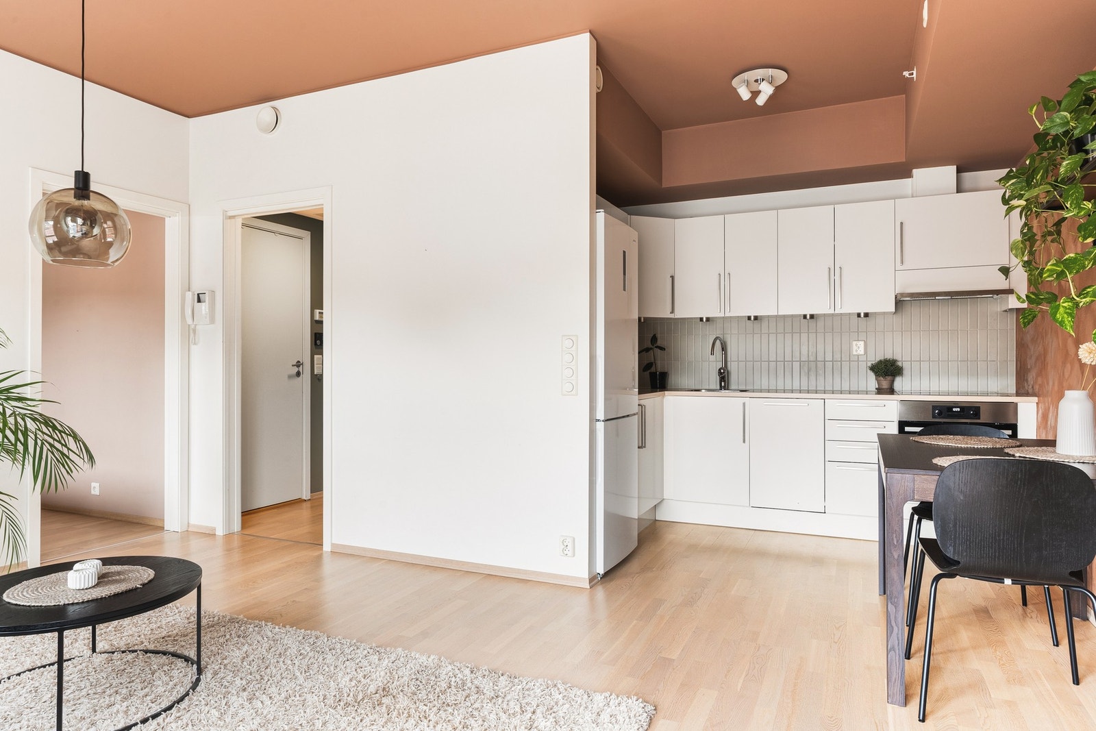 Veggene er holdt i nøytrale fargetoner og gulvet har 3-stavs parkett som binder hele leiligheten sammen på en stilren måte. Galleribilde