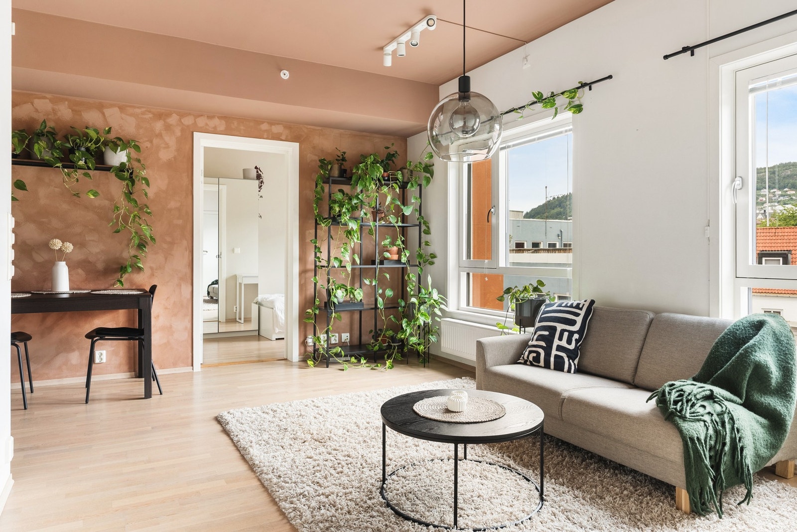 Stue og kjøkken utgjør boligens naturlige samlingspunkt og strekker seg over hele 21,8 kvm. Galleribilde