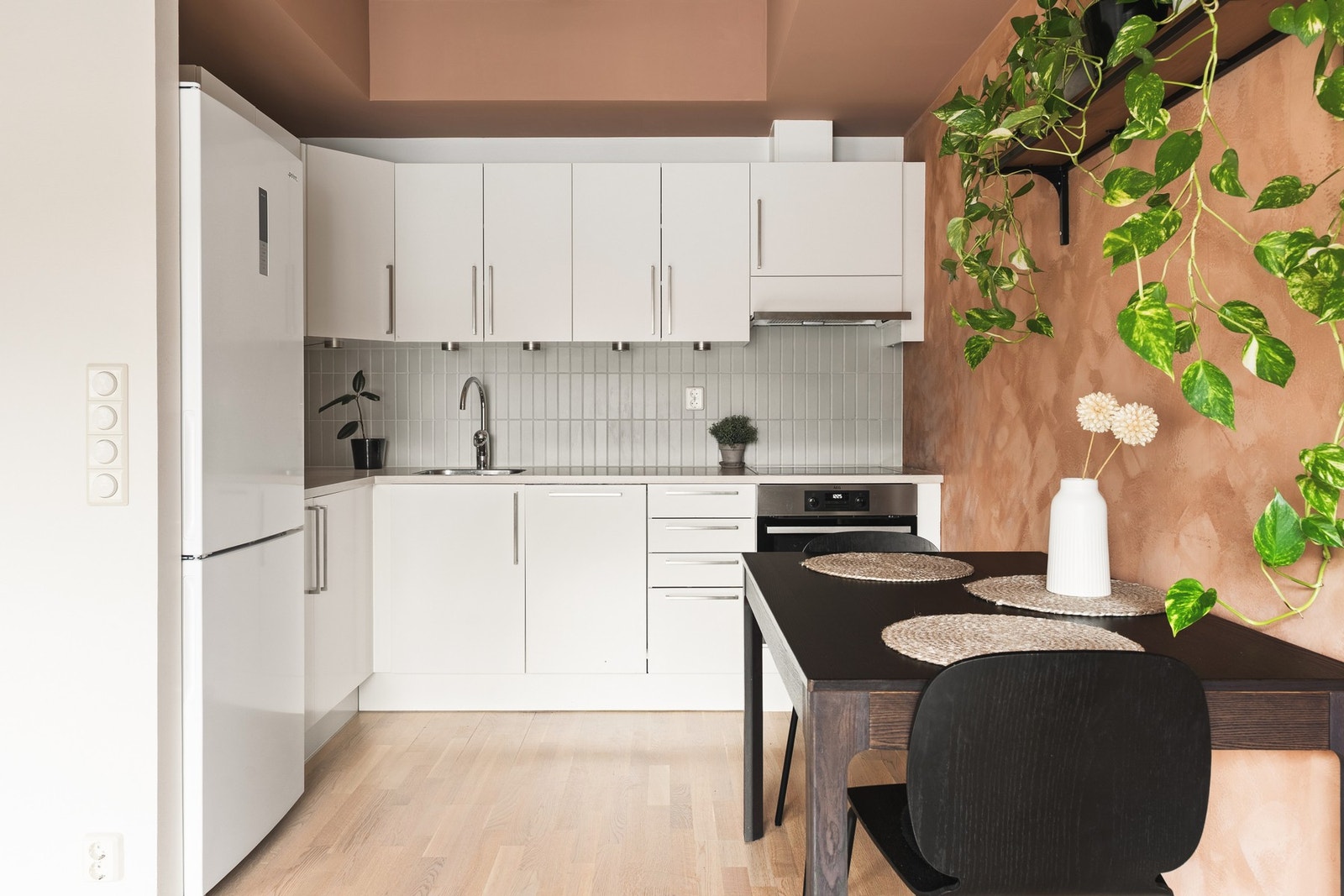 Kjøkkenet har en moderne, og er godt tilpasset rommet Galleribilde