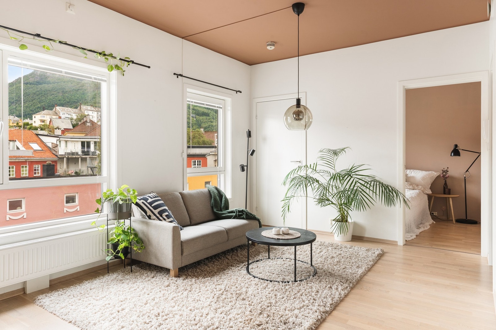 Velkommen til en romslig og gjennomtenkt 3-roms andelsleilighet i et moderne bygg fra 2013! Galleribilde