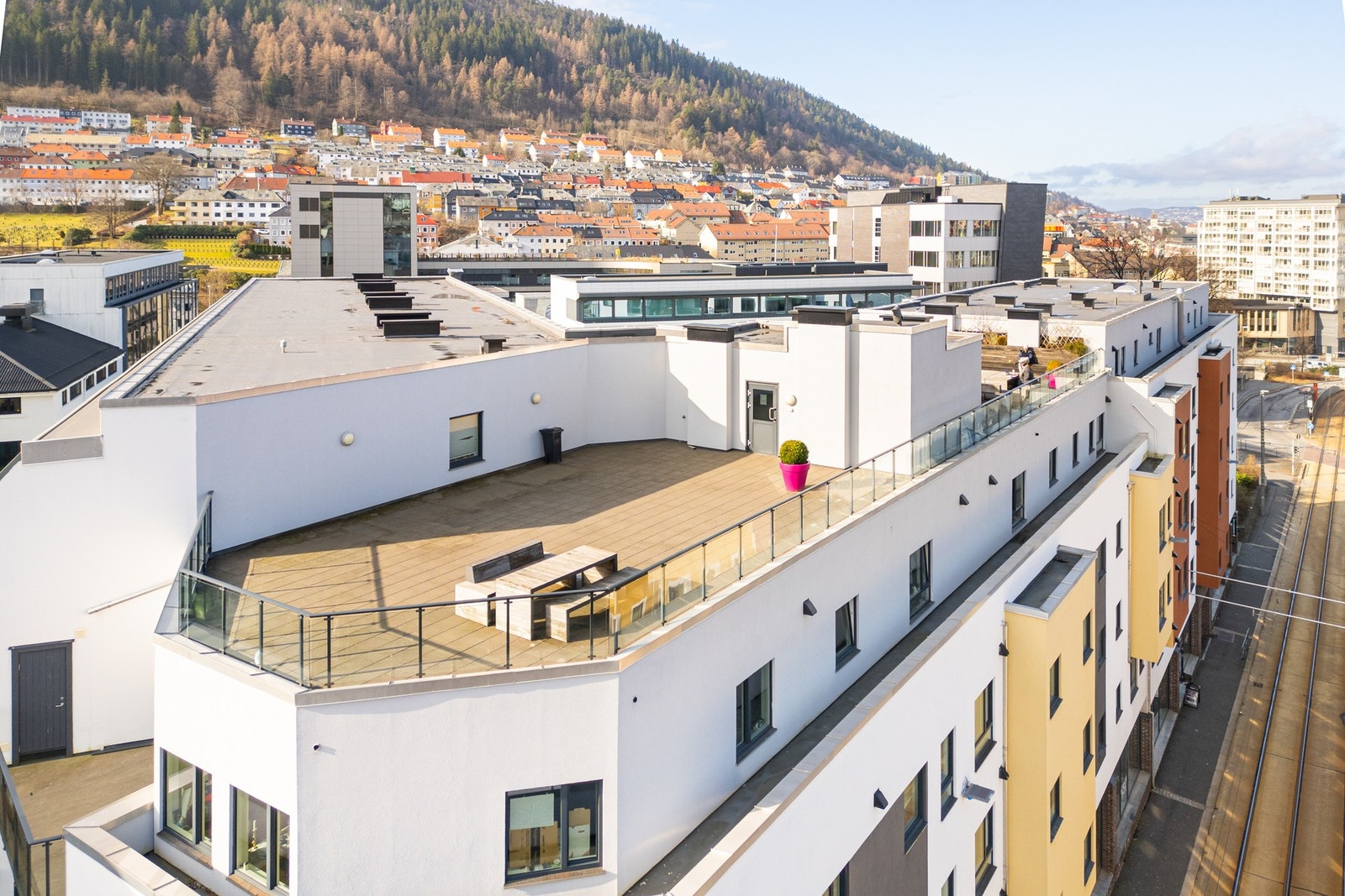 Borettslaet har en flott felles takterrasse som kan benyttes av beboerne. Galleribilde