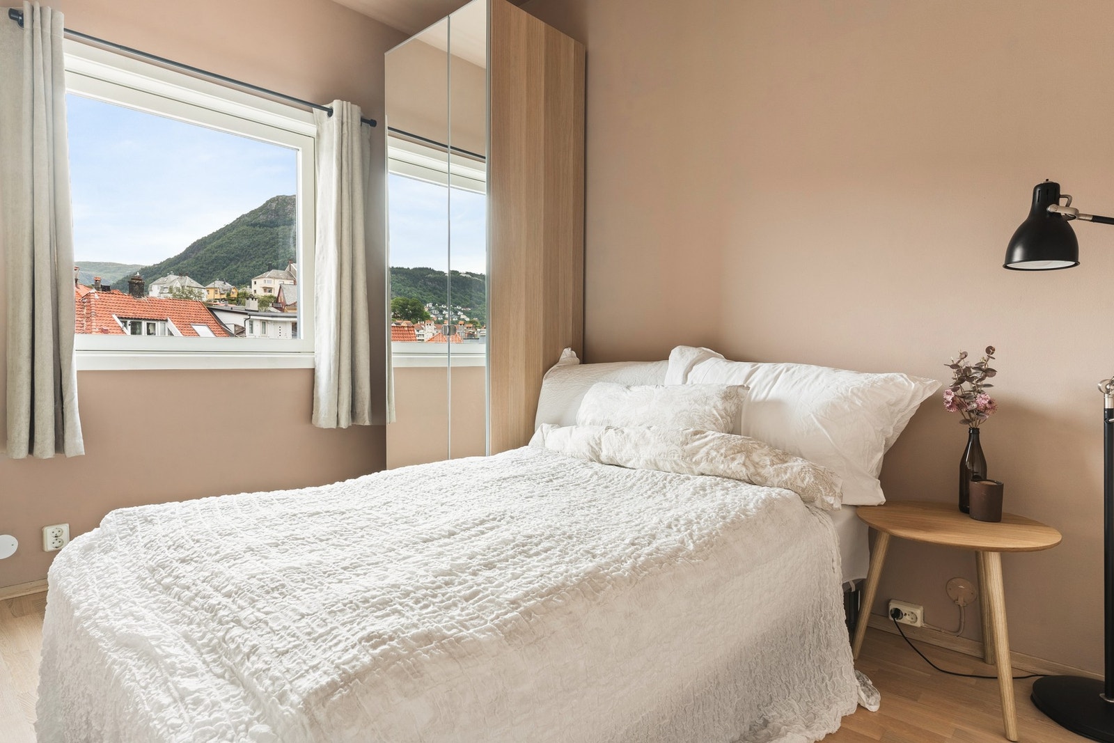 Det første soverommet måler 7,9 kvm og er perfekt som hovedsoverom eller som et barnerom. Galleribilde