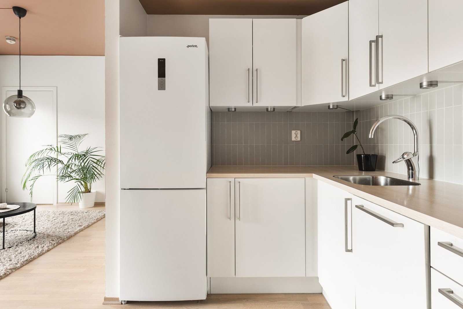 Innredningen består av slette, hvite fronter, laminert benkeplate og underlimt stålvask. Galleribilde