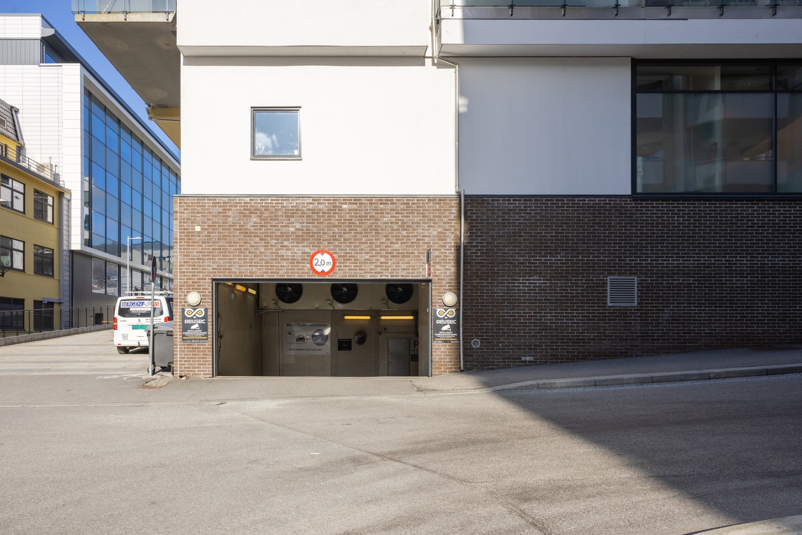 Inngang til garasjeanlegget. Galleribilde