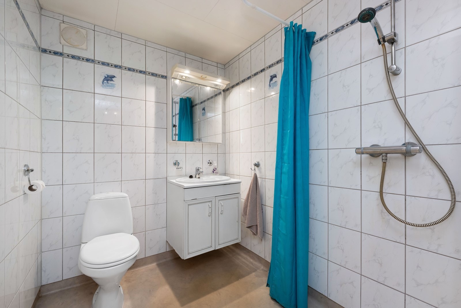 Badet er utstyrt med toalett, servant og dusjløsning. Galleribilde