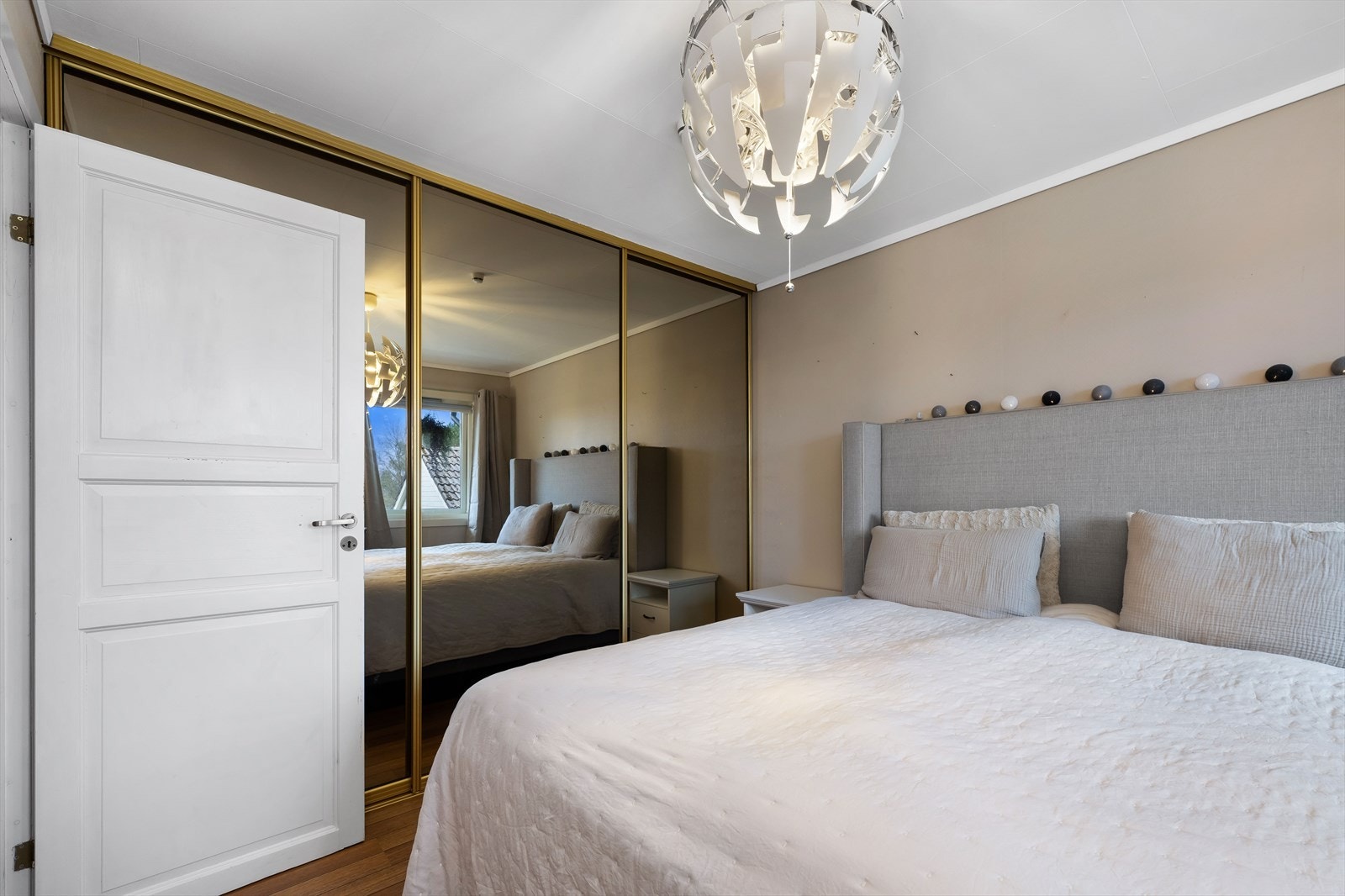 God plass til å innrede med garderobeskap. Galleribilde