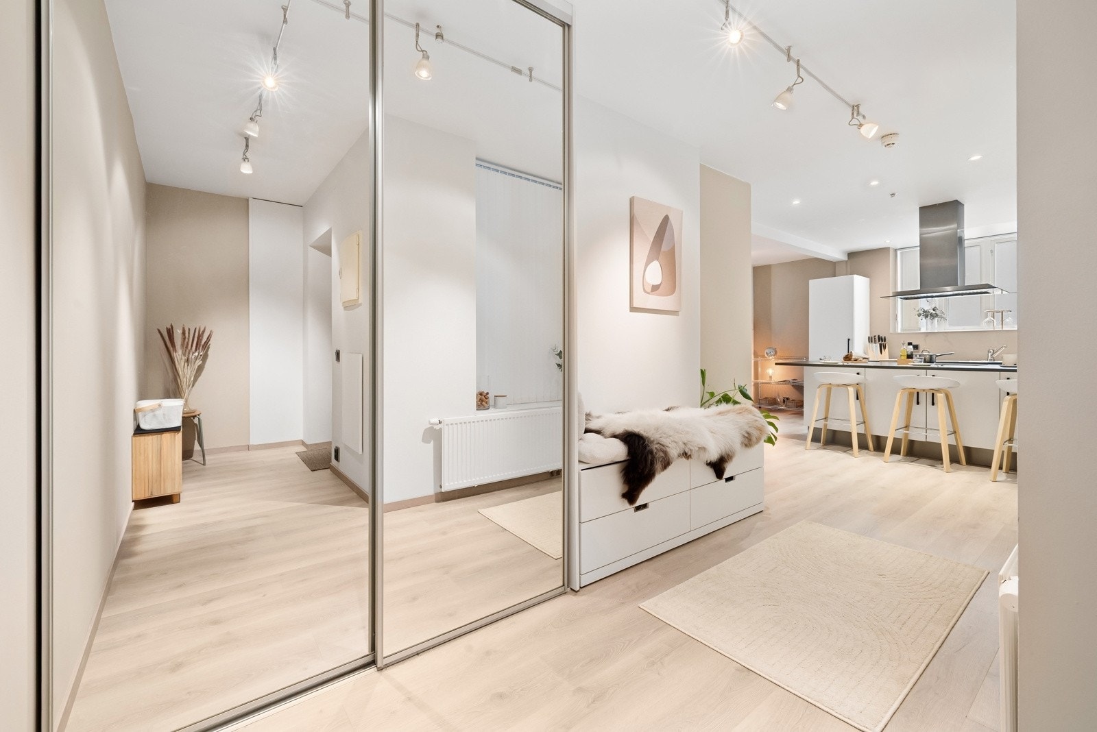Leiligheten er lys og innbydende med store gode rom. I gangen er det skyvedørsgarderobe med speildører med god plass til oppbevaring, Galleribilde