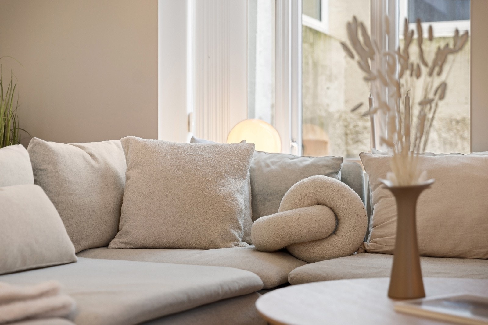 Boligen har fellesutgifter på kr 4 733,-. Dette inkluderer: forsikring av bygningsmassen, kommunale avgifter, drift og vedlikehold, kostnader for styrehonorar, regnskap og forretningsførsel med mer. Galleribilde