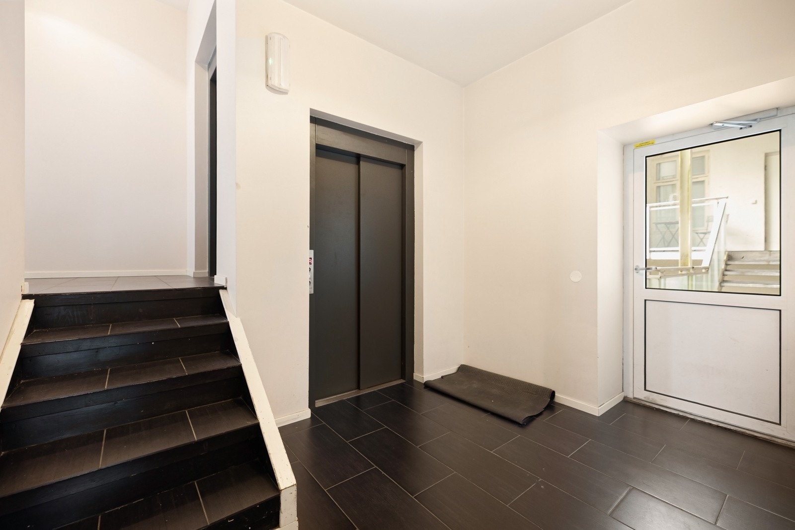 Opp trappen og til venste for å komme til leiligheten Galleribilde