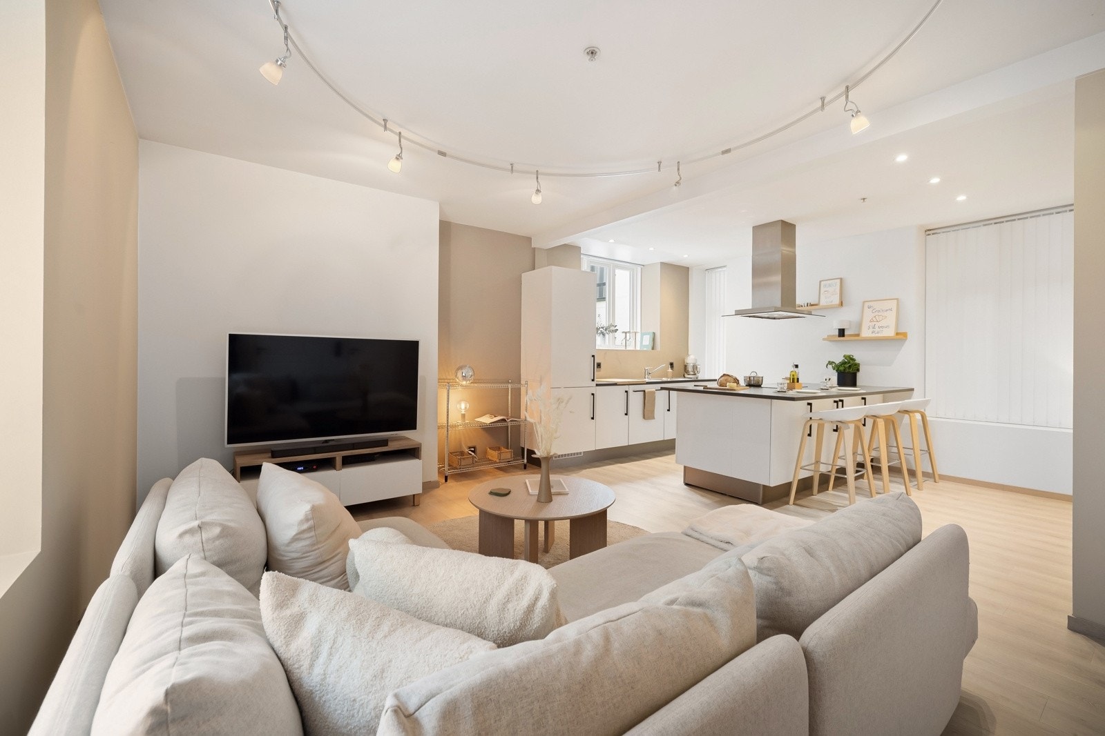 Her bor man midt i "smørøyet" med kort vei til alt av fasiliteter og servicetilbud, samtidig som man er tilbaketrukket fra byens støy Galleribilde