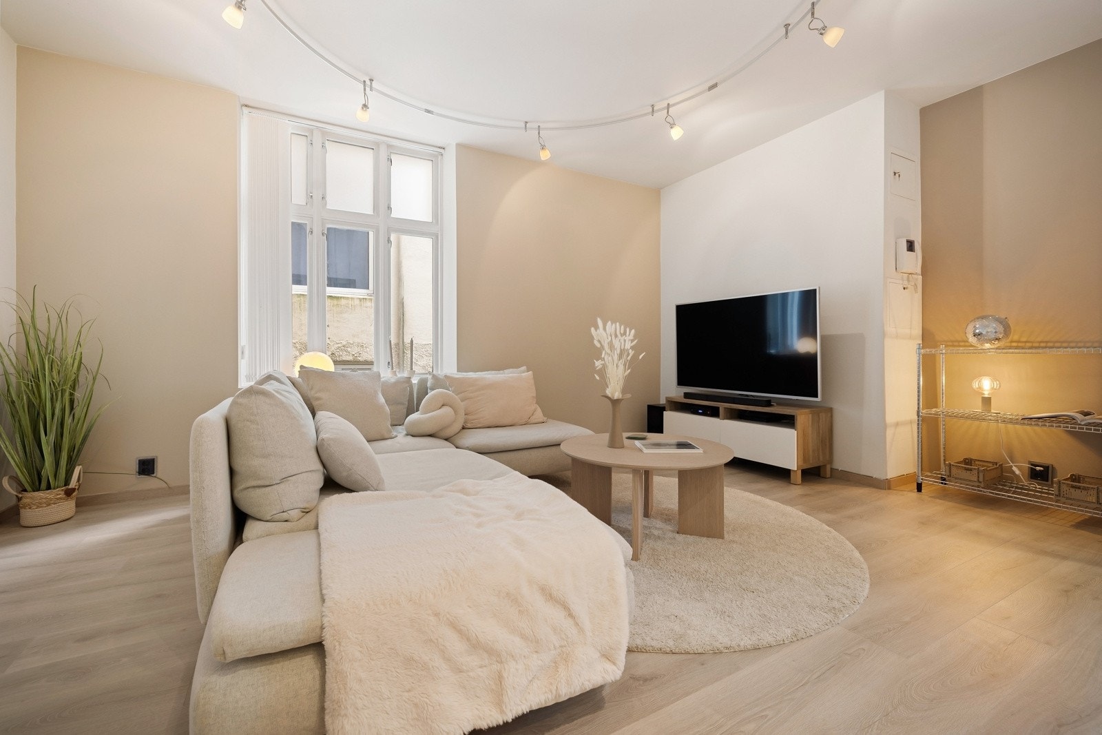 Stuen har en praktisk åpen løsning til kjøkkenet og her er det plass til både salong og en liten spisegruppe Galleribilde