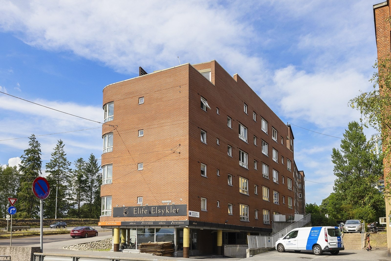 Mulighet for leie av garasjeplass i bygget. Galleribilde