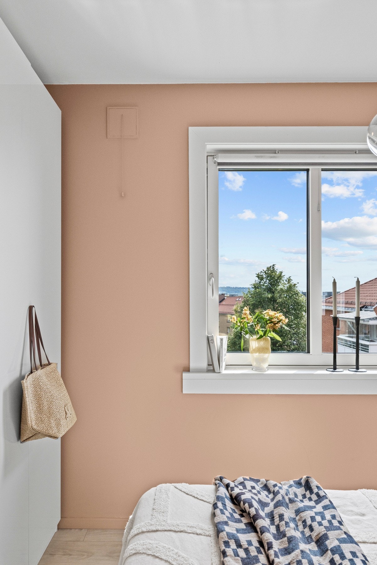 Her man man våkne opp til en flott utsikt fra vinduet! Galleribilde
