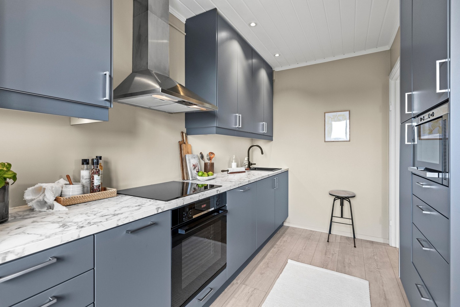 Kjøkkenet har integrert Bosch stekeovn og induksjonstopp, samt ny oppvaskkum og blandebatteri fra Grohe med garanti. Galleribilde