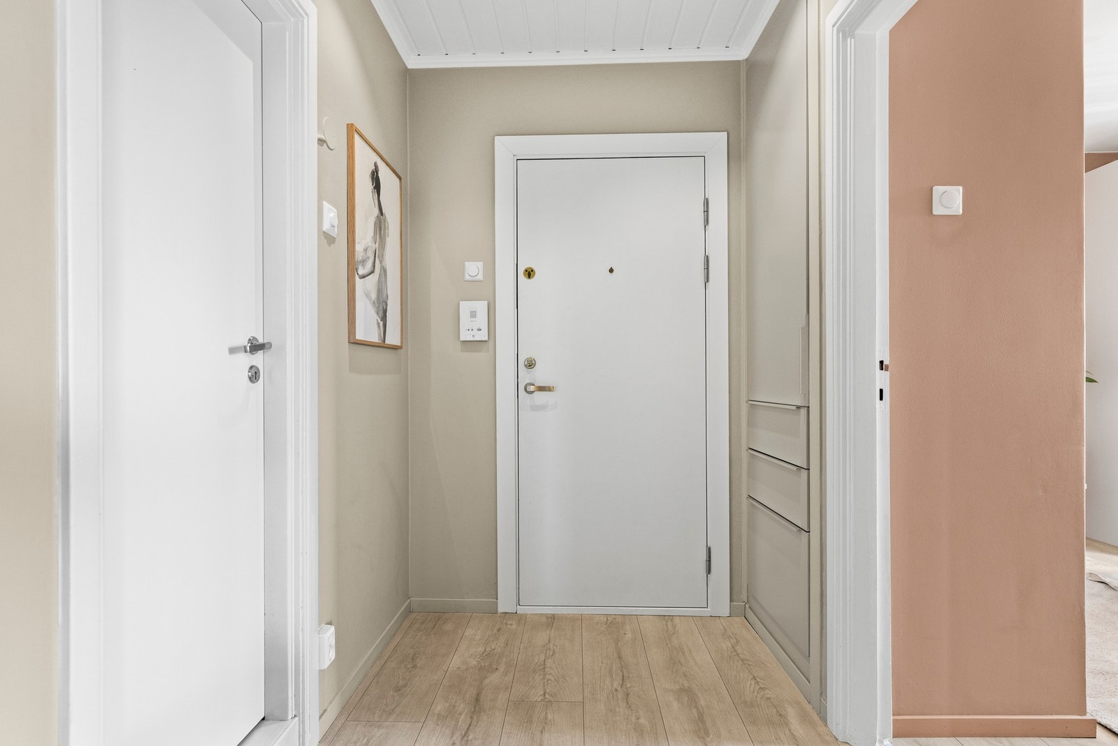 Flott entré med plassbygd garderobeskap. Galleribilde