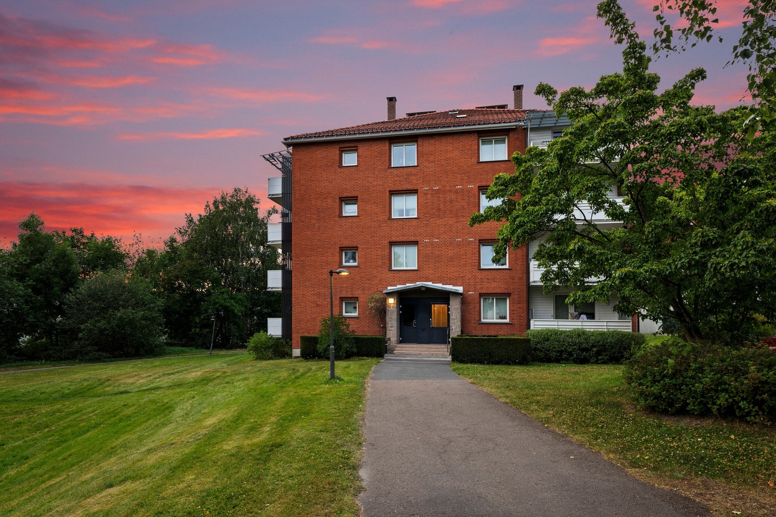 Kveldsbilde fra fasaden mot inngangspartiet. Galleribilde
