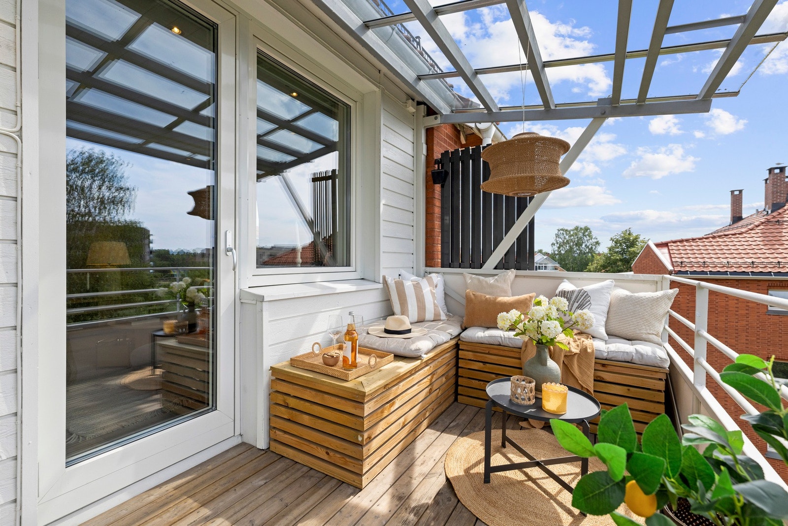 Det er god plass til loungesett, grill og diverse beplantning. Galleribilde