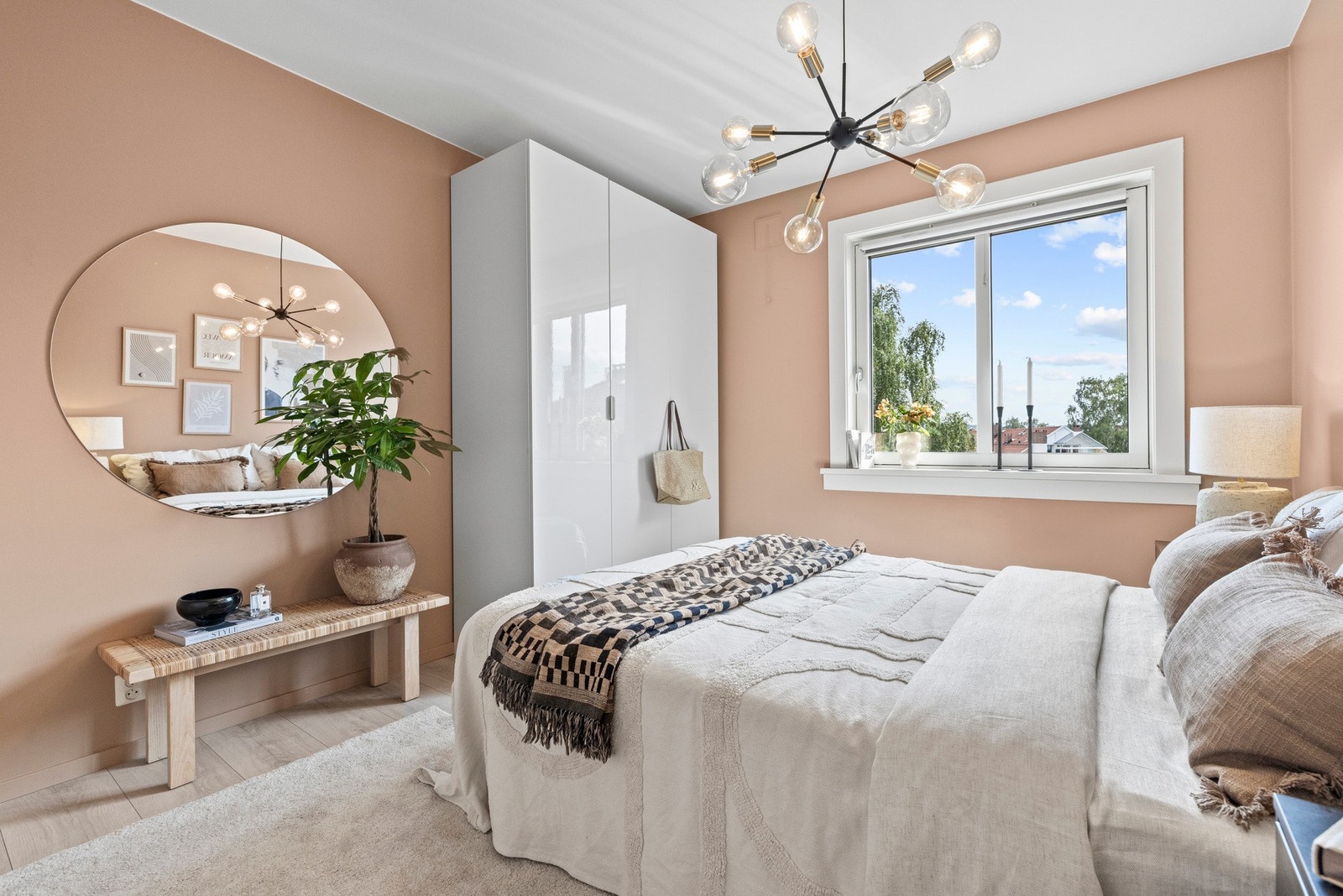 Soverommet har gode innredningsmuligheter og er utstyrt med romslig garderobeskap. Galleribilde