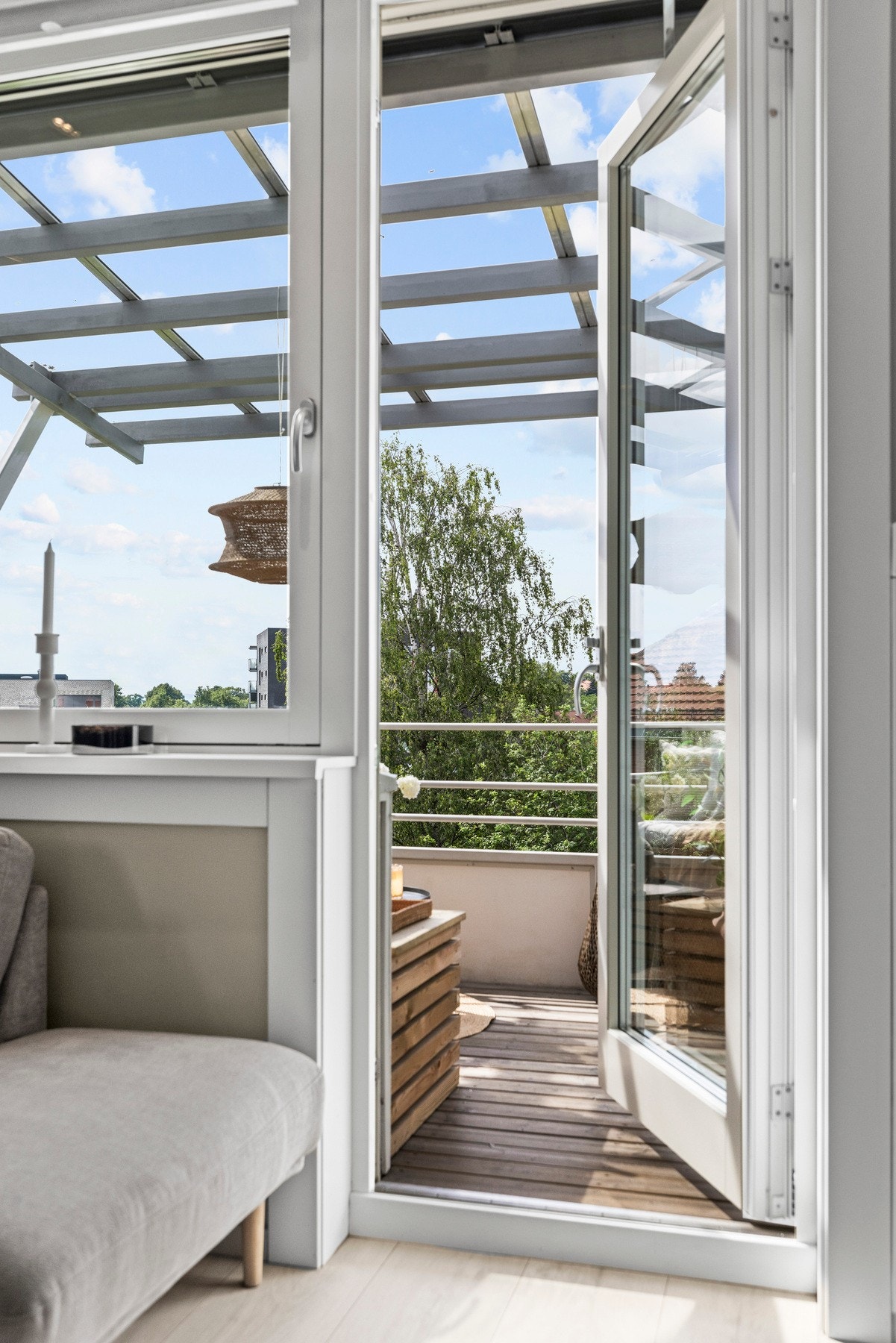 Fra stuen er det videre utgang til en balkong på 7,5 m². Galleribilde