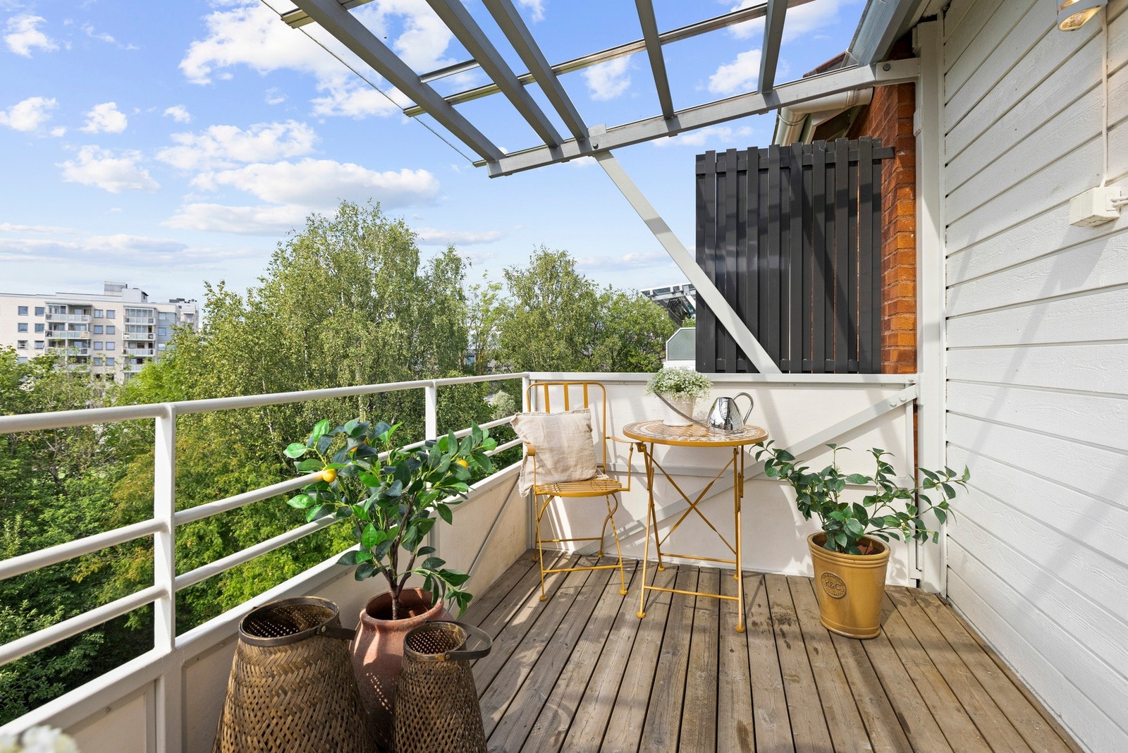 Åpen utsikt mot flotte grøntarealer og himmel. Galleribilde