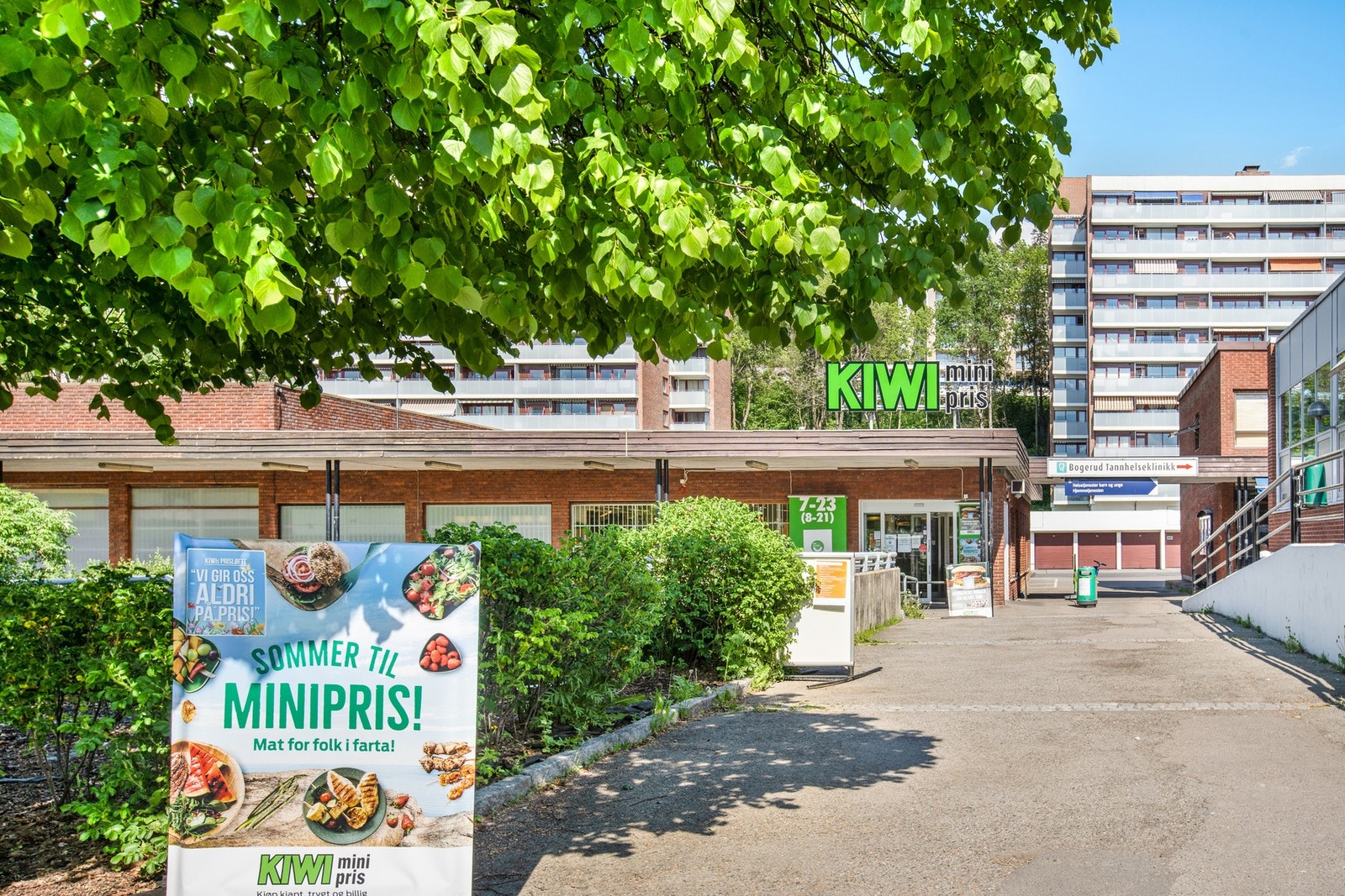 KIWI er nærmeste dagligvarebutikk, og ligger på Bogerud torg. OBOS planlegger å bygge nye boliger og lage et nytt lokalsenter her. Galleribilde