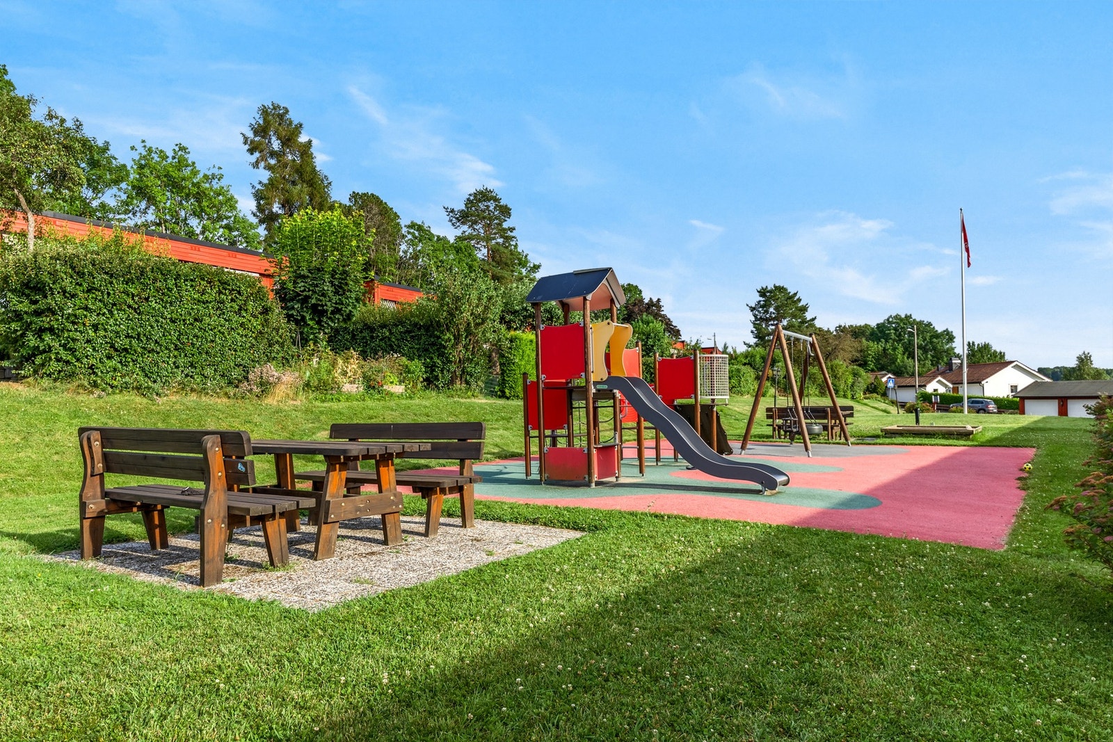 Her kan man leke med nabobarna i skjermede omgivelser. Fra boligen har du nærhet til skole og barnehage, samt rikelige tur- og rekreasjonsmuligheter. Galleribilde