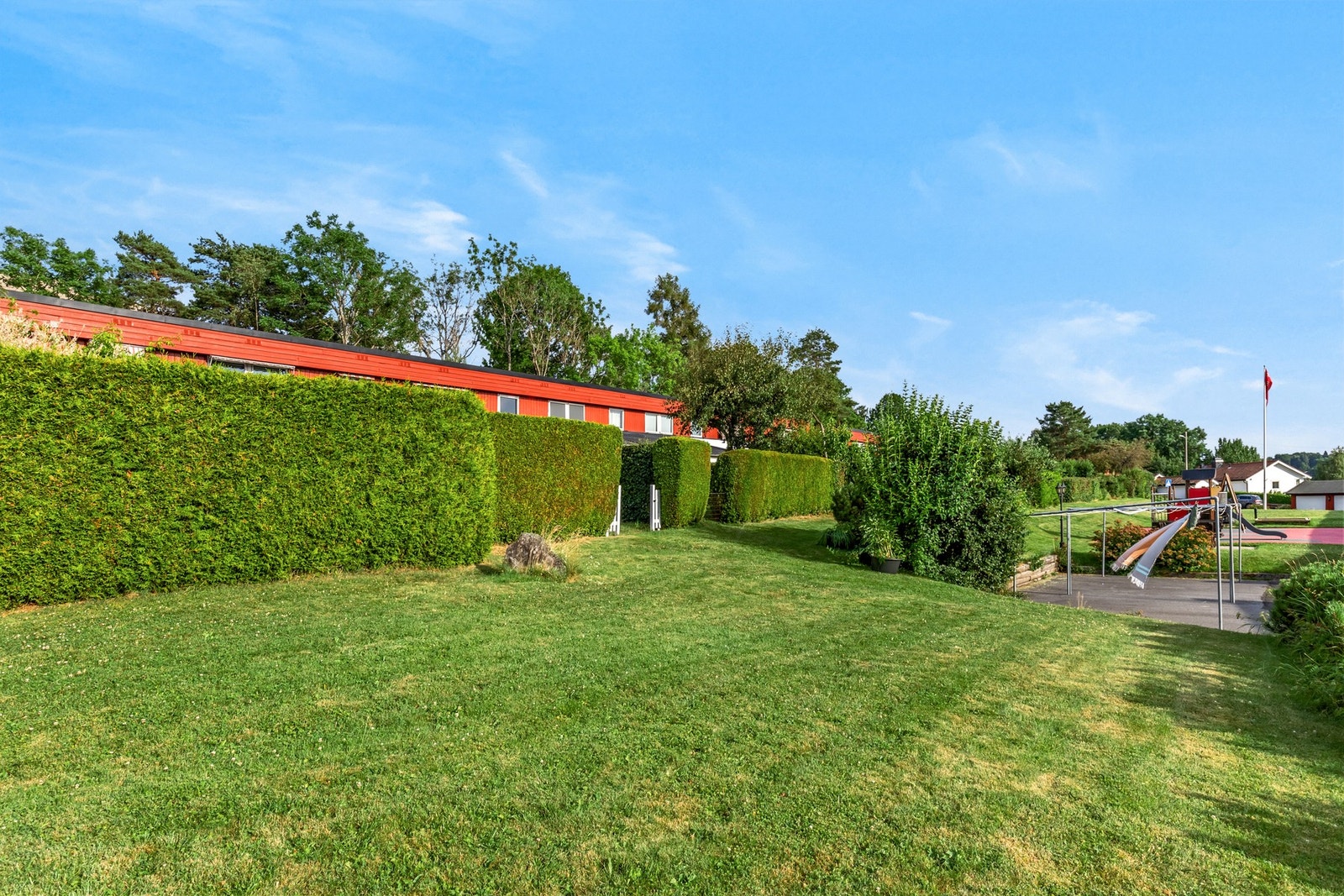 Fra hagen har du direkte tilgang til borettslagets pent opparbeidet fellesområde, med tilhørende lekeplass. Galleribilde