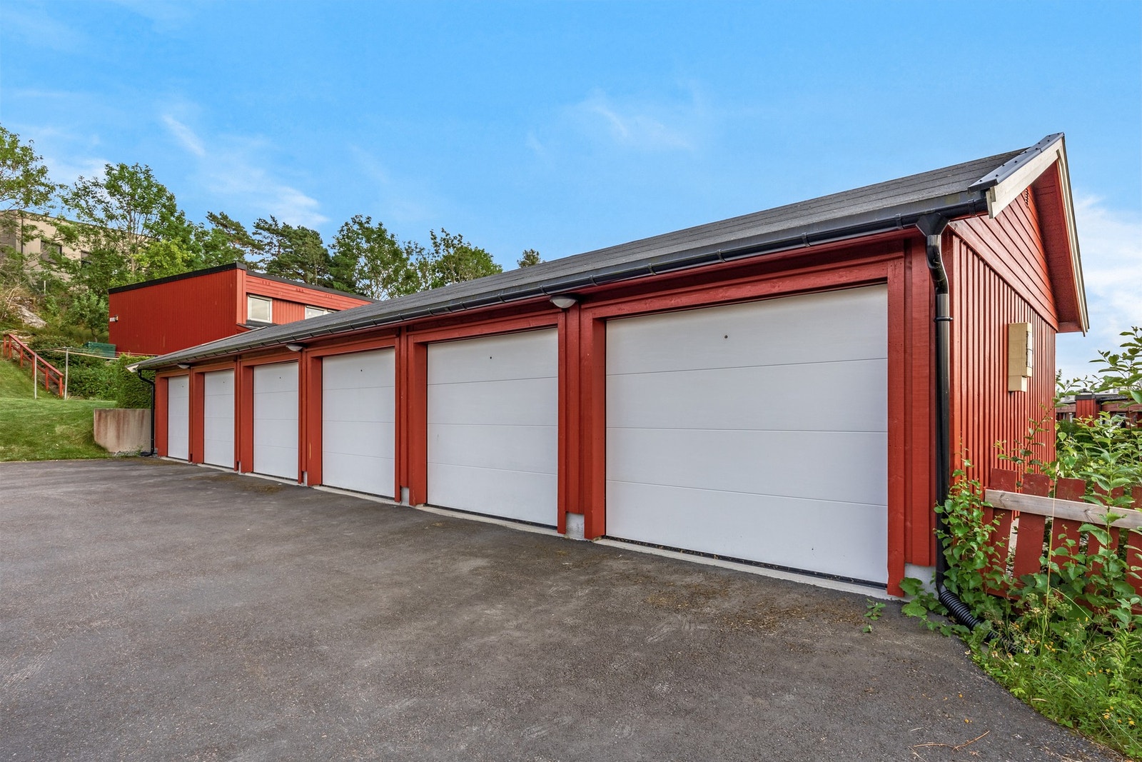Nyere og moderne garasje, med elektrisk port, ligger rett ved boligen. Mulighet for lagring i taket. Galleribilde