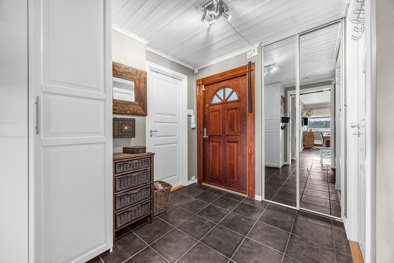 Boligen har en romslig entré/gang med garderobeskap med plass til ytterklær. Galleribilde