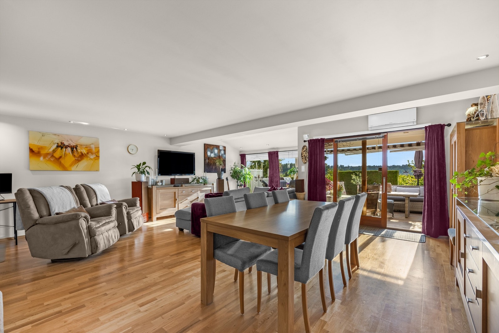 Møbleringsvennlig stue med videre plass til sofagruppe med tilhørende TV-møblement, godstoler, mm. Galleribilde